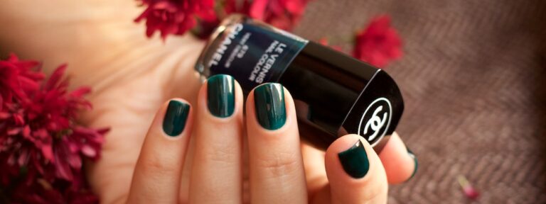 Chanel #679 Vert Obscur swatches by Ann Sokolova